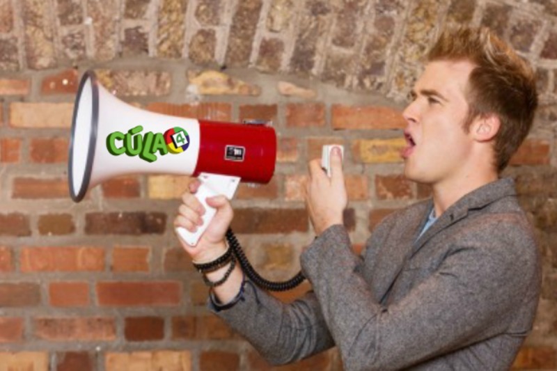 Ar chúl an cheamara - le  Micheál Ó Ciaraidh