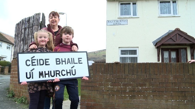 Comhartha sráide Gaeilge curtha in airde i gCéide Bhaile Uí Mhurchú