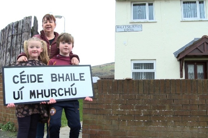 Comhartha sráide Gaeilge curtha in airde i gCéide Bhaile Uí Mhurchú