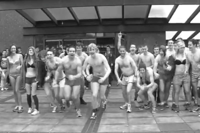 Mic léinn DCU ag rith leathnocht ar son carthanais