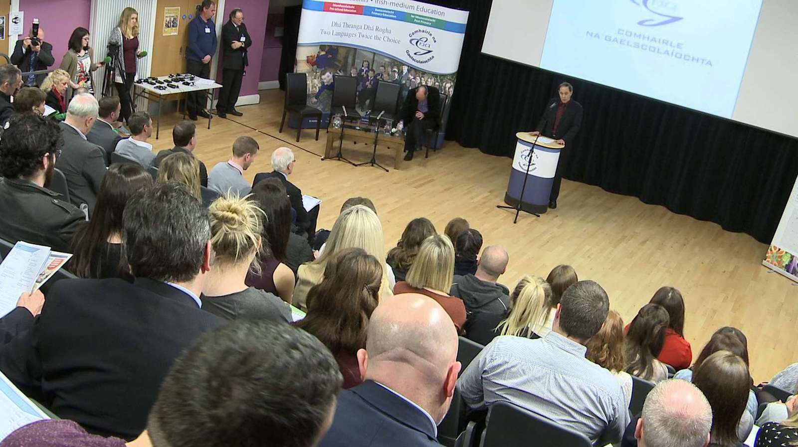 Todhchaí na Gaelscolaíochta idir chamáin i gCarn Tóchair