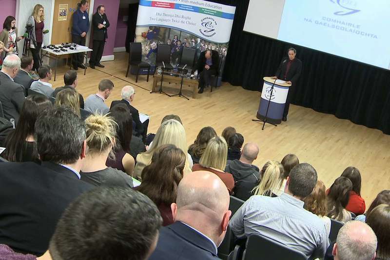 Todhchaí na Gaelscolaíochta idir chamáin i gCarn Tóchair