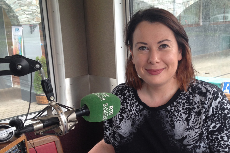 Ar chúl an cheamara - le  Sinéad Ní Uallacháin