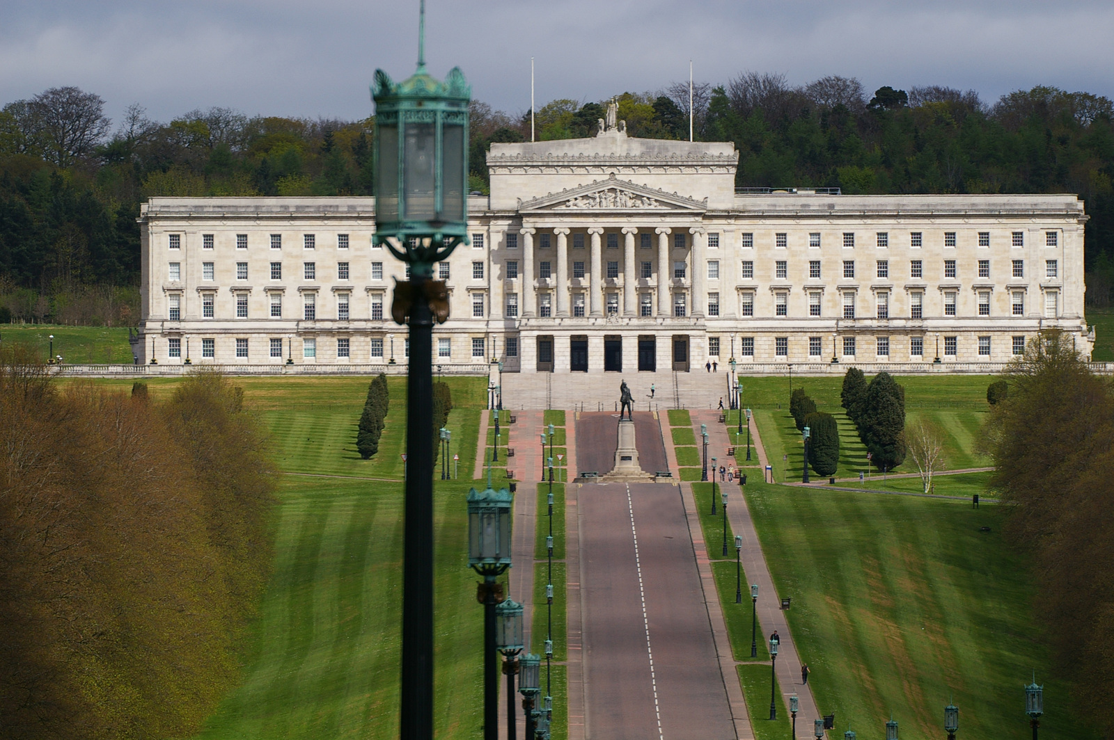 Ag dréim go mór le sceitse beirte nua Stormont