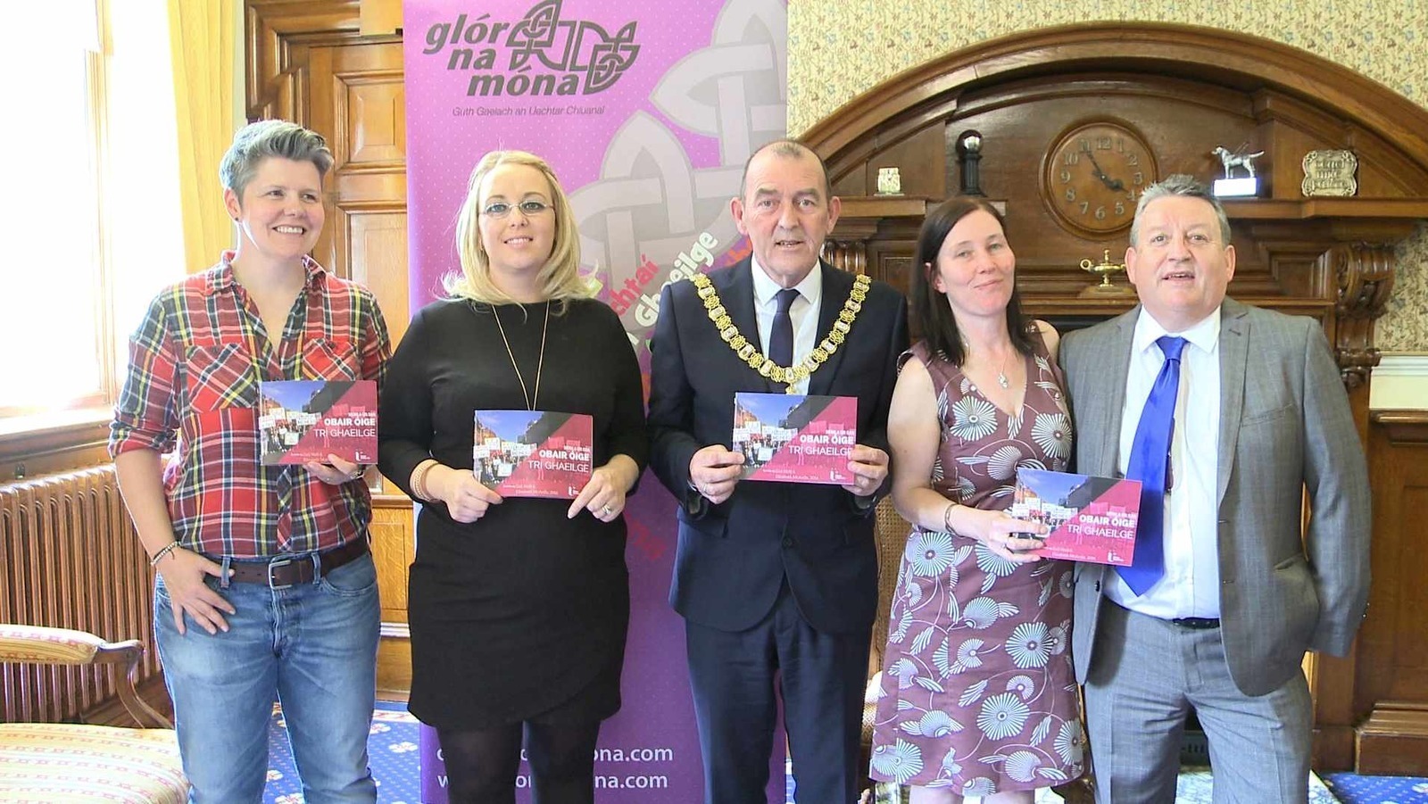 Múnla úr don obair óige Ghaeilge seolta ag Ardmhéara Bhéal Feirste