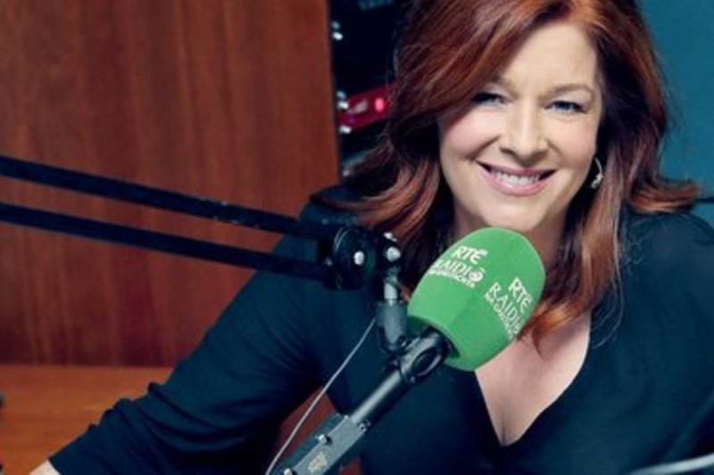 Ar chúl an cheamara - le  Bláthnaid Ní Chofaigh