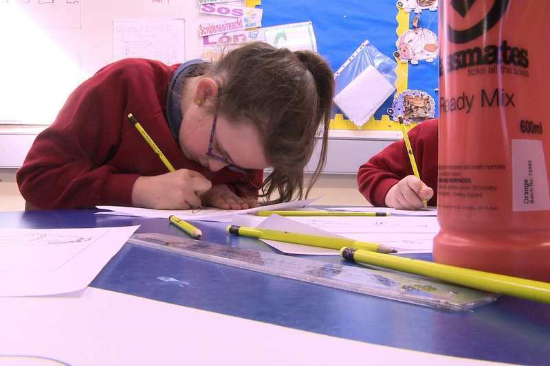 Taispeántas ag Scoil an Droichid in Oirthear Bhéal Feirste